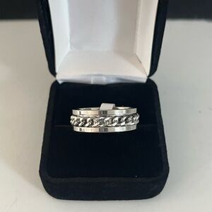 New, men’s titanium steel ring with a chain design in the middle, sizes 10,11,12